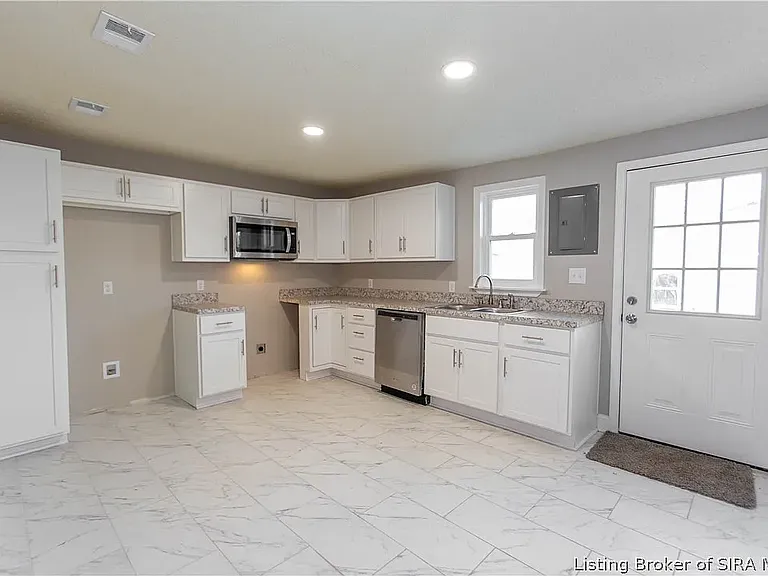 1725 E Oak St — Photo 3