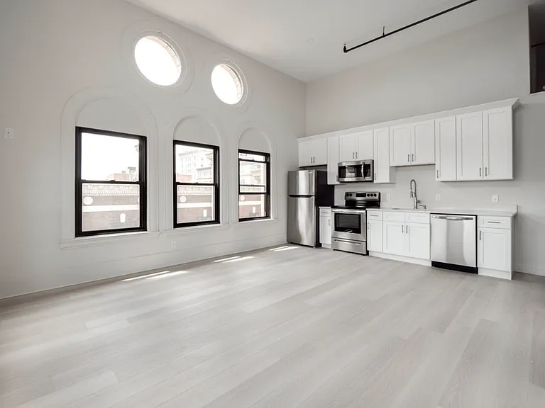 105 William St #402 — Photo 6