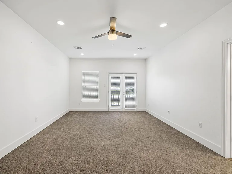 4512 Noble St — Photo 12