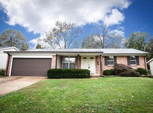 1217 Queens Trail Ln, Fenton, MO 63026