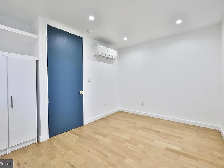 725 S 6th St — Photo 22
