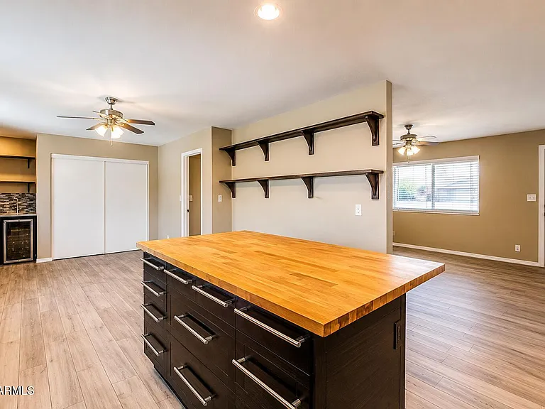 1015 E Marigold Ln — Photo 4