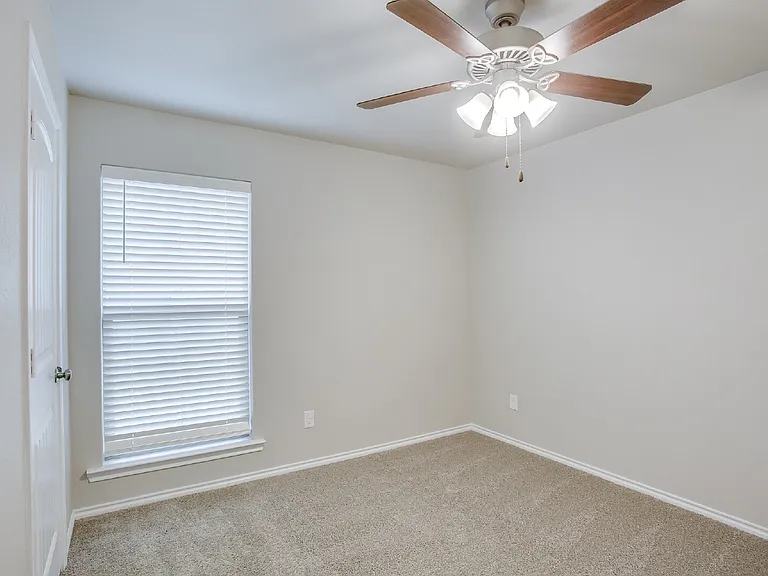 14204 Vernon Ave — Photo 5