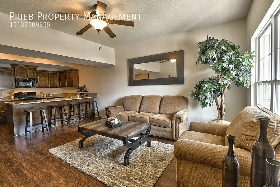 Parkview Townhome - Available October 29th — Photo 2