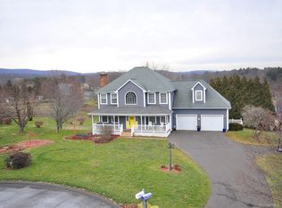 8 Maulucci Rdg, Bloomfield, CT 06002