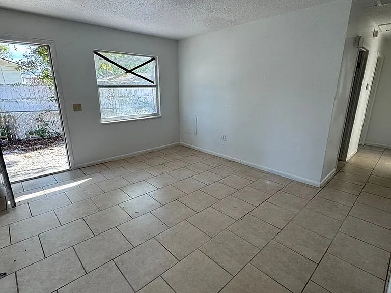 1128-1130 Roselle Ave — Photo 4