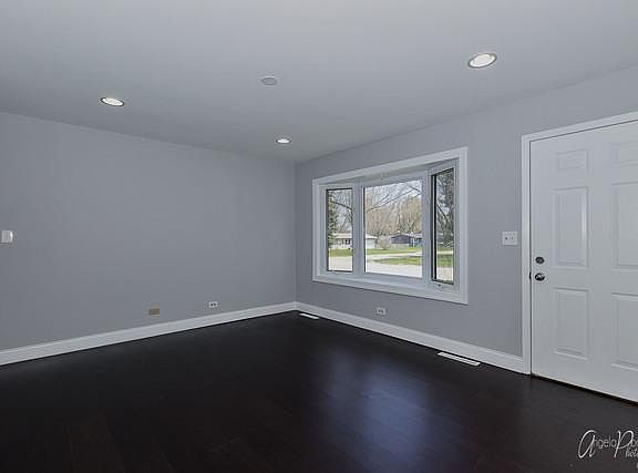 2nd image of 36550 N Beverly Ave