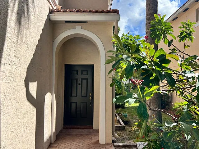 9120 Villa Palma Ln