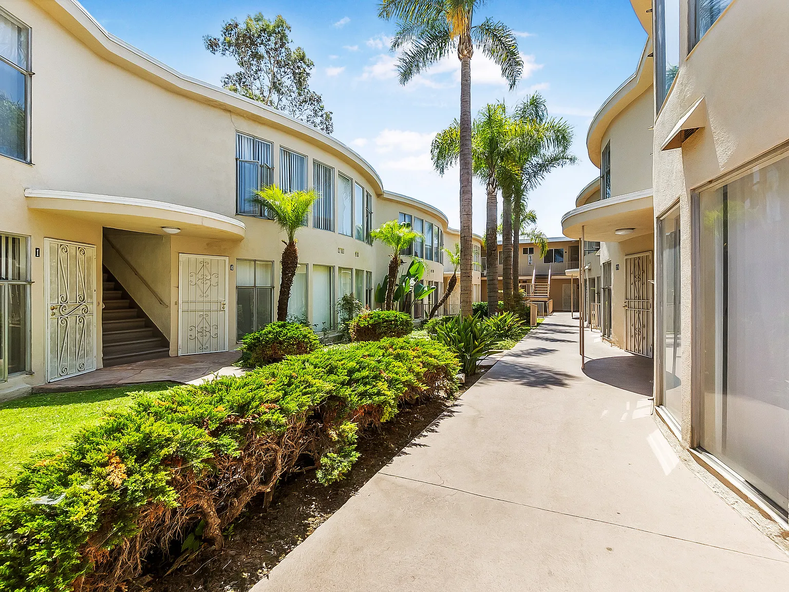 Inglewood Palms Apts — Photo 3