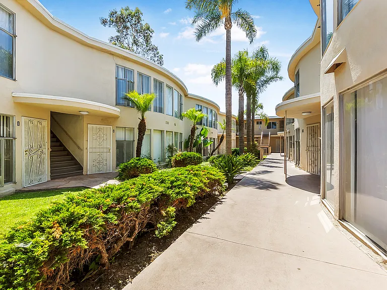 Inglewood Palms Apts — Photo 1