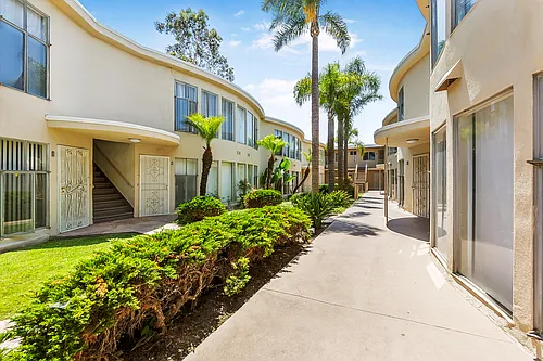 Inglewood Palms Apts Photo 1