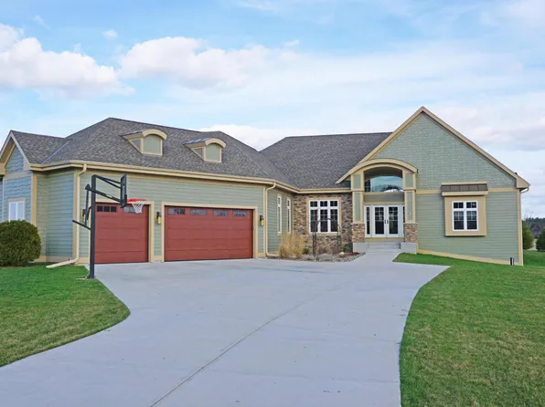 1098 N Ravinia View Ln, Oconomowoc, WI 53066