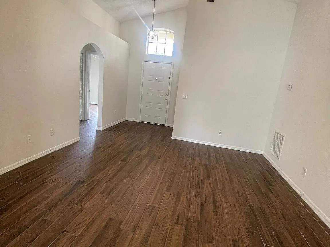 4 bed, 1612 sqft, $2,270 — Photo 2