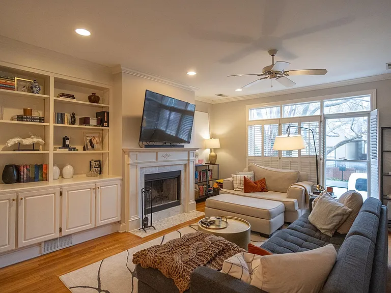 525 Rienzi Dr — Photo 2
