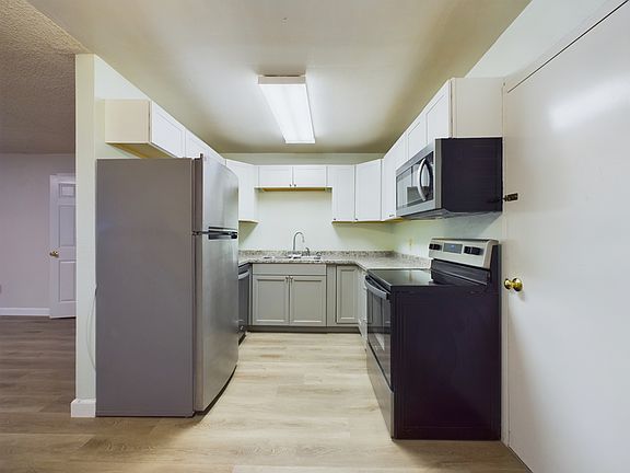 3rd image of 2663 Turner St #10752576