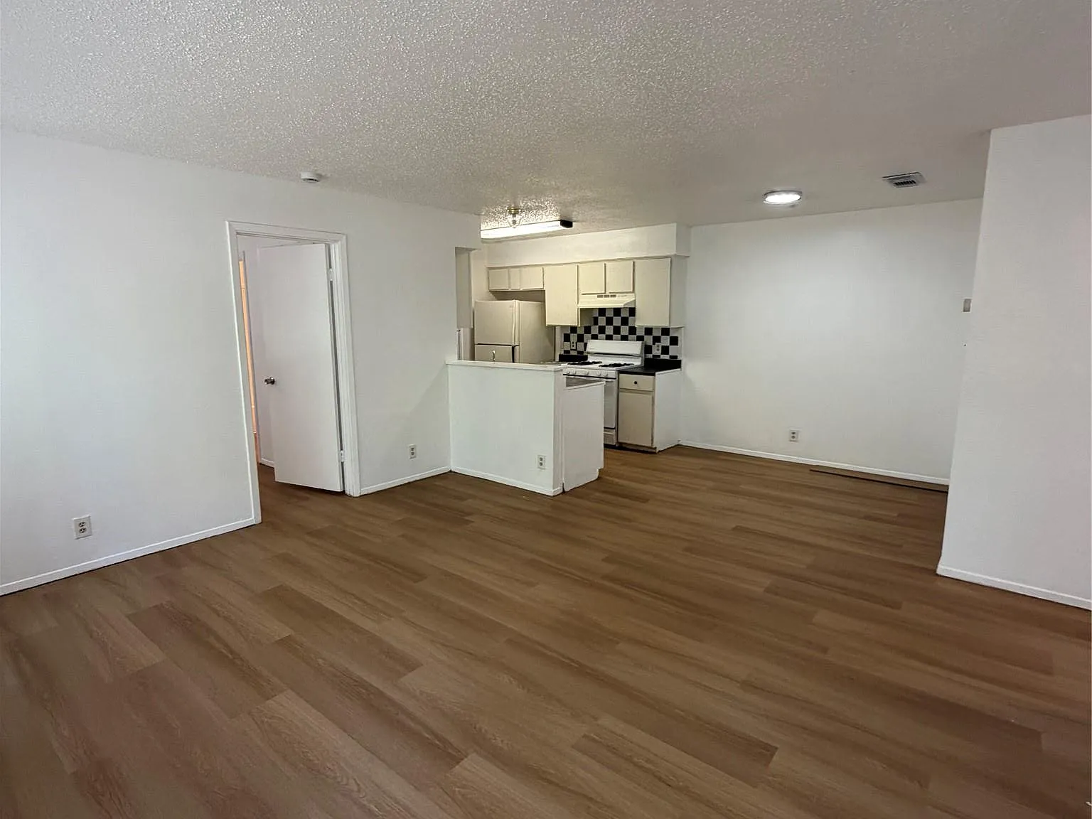 3 bed, 2.0 bath, 966 sqft, $1,550 — Photo 2