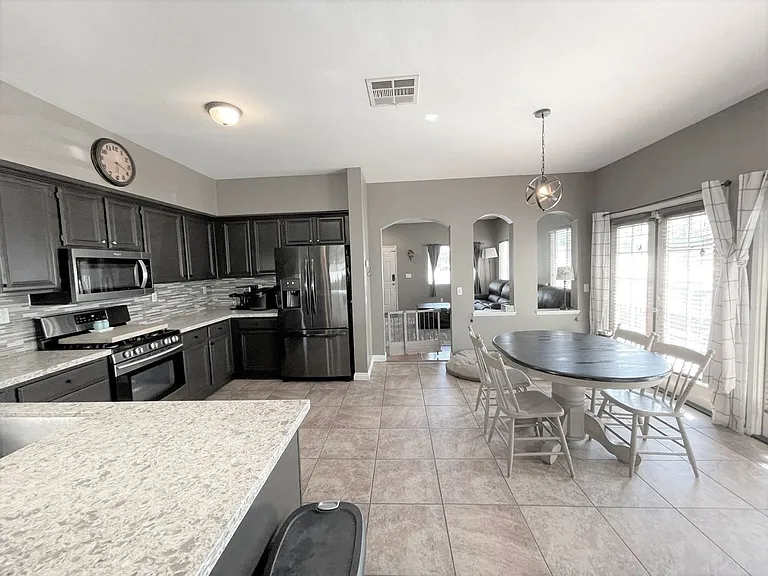 39800 Monarch Dr — Photo 2