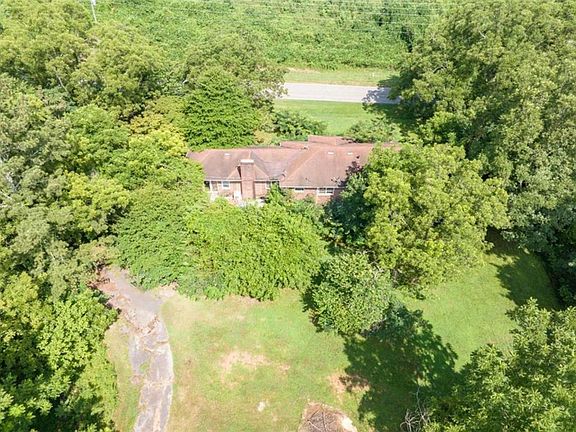 2nd image of 2144 Hog Mountain Rd