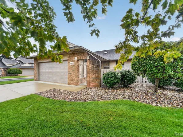 205 Addison Cir, Fowlerville, MI 48836