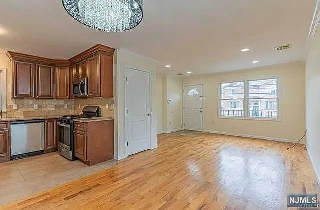 4 bed, $4,000 — Photo 2