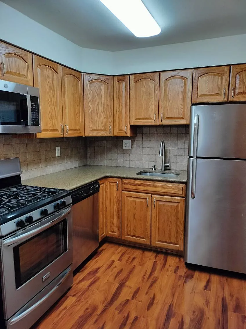 2 bed, 931 sqft, $1,825 — Photo 1