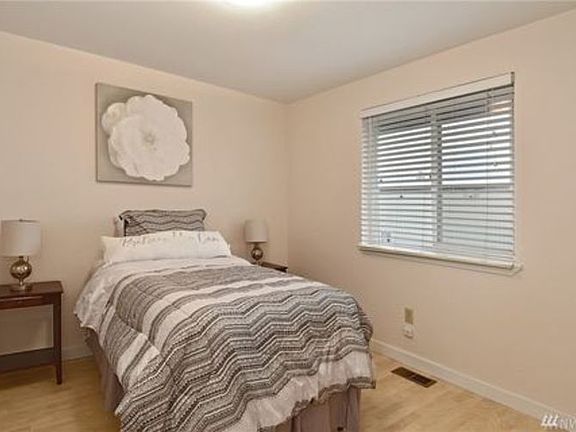 5th image of 1308 E St SE
