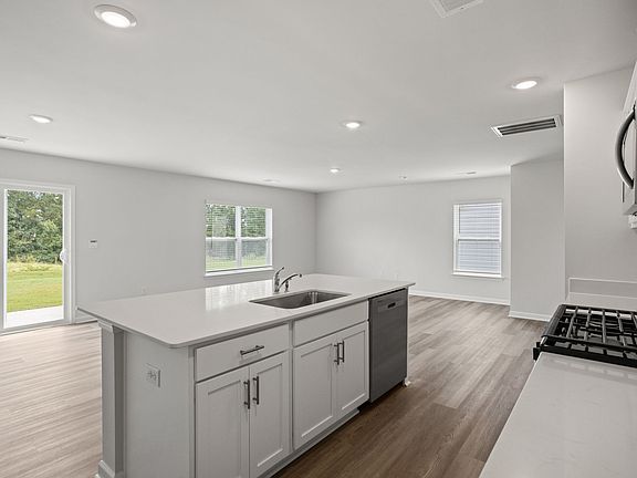 4th image of 215 Deskin Ln