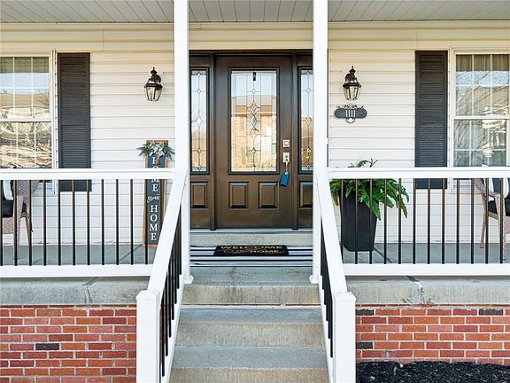 3rd image of 1111 Redoak Dr
