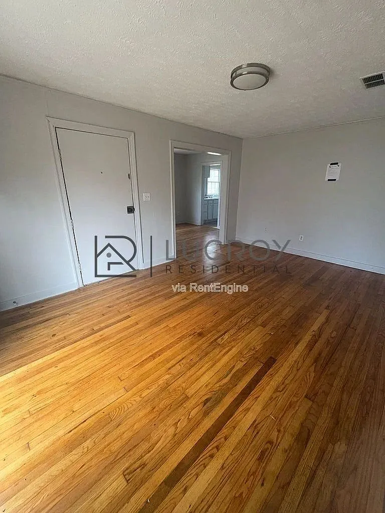 3 bed, 1.0 bath, 1079 sqft, $1,100 — Photo 3