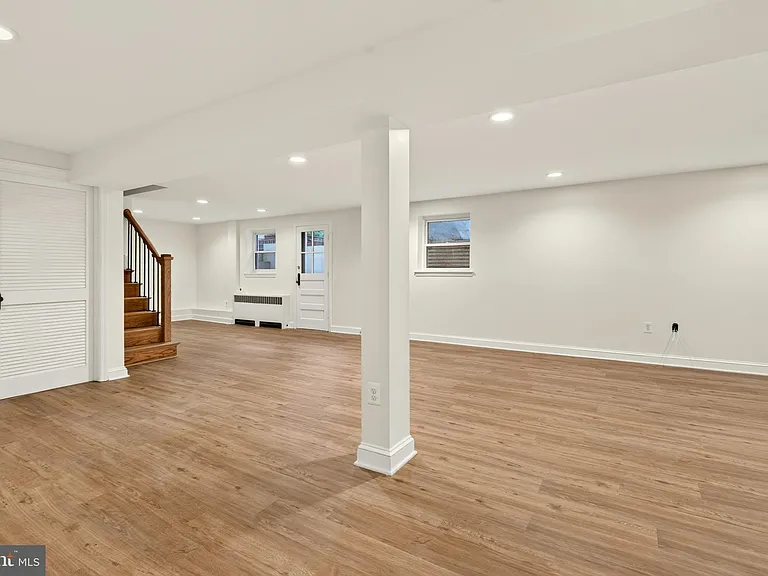 2375 N Vernon St — Photo 48