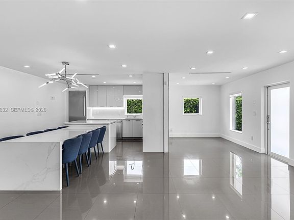 5th image of 3112 Village Green Dr