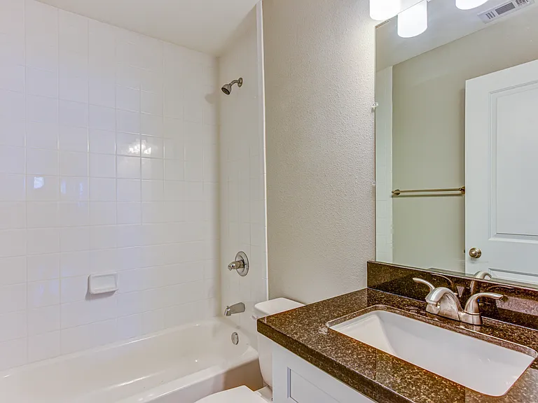 St. Laurent Apartments — Photo 26