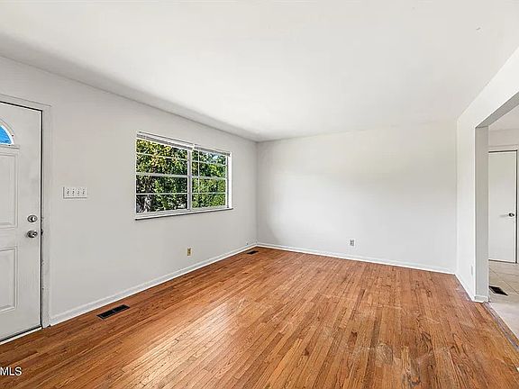4th image of 1700 S Hills Dr