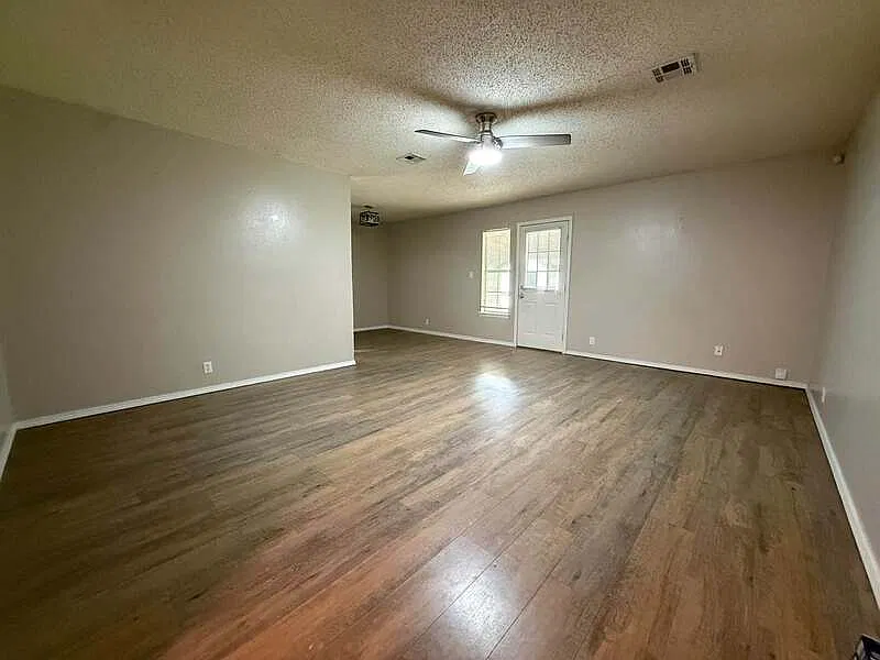 3 bed, 1.5 bath, $1,395 — Photo 2