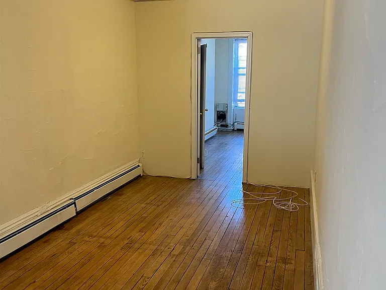 925 Park Ave #2R — Photo 3