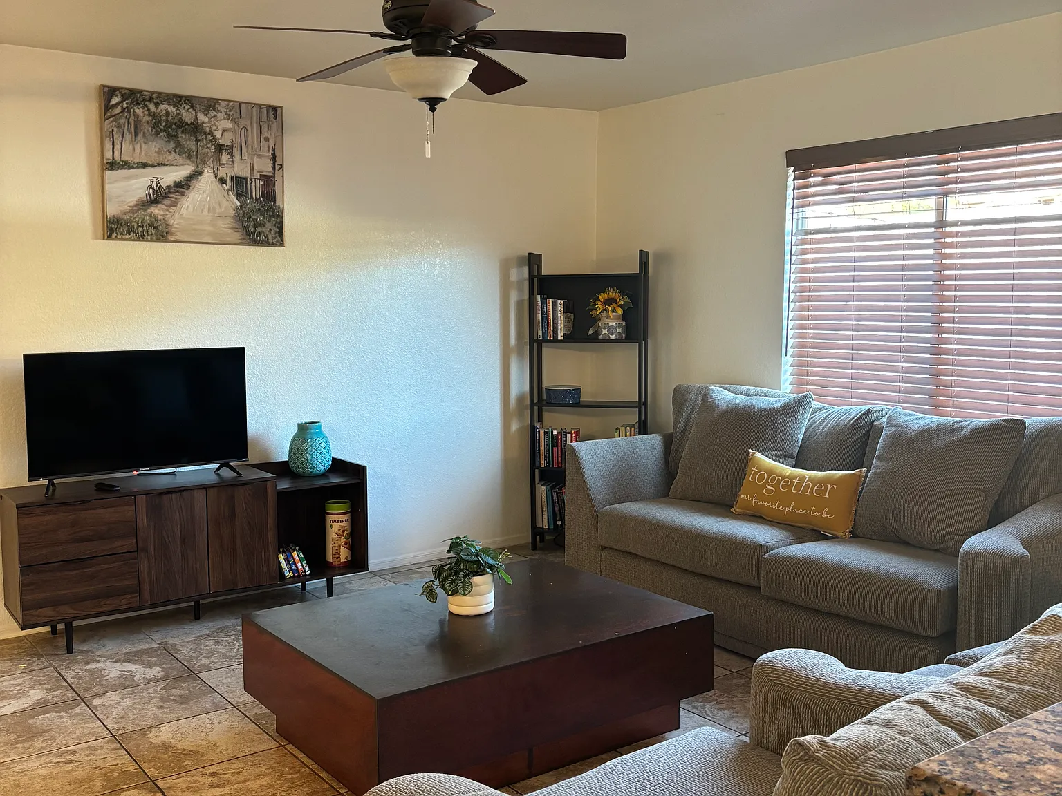 1552 W Beantree Ln — Photo 2