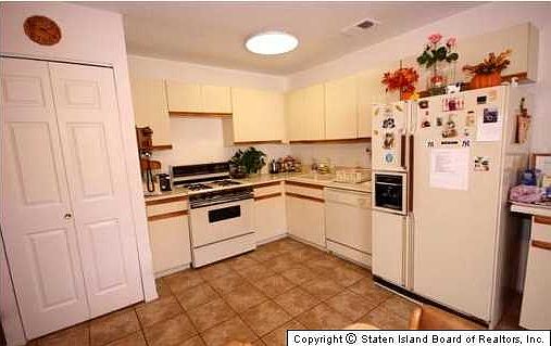 EAT IN KITCHEN
