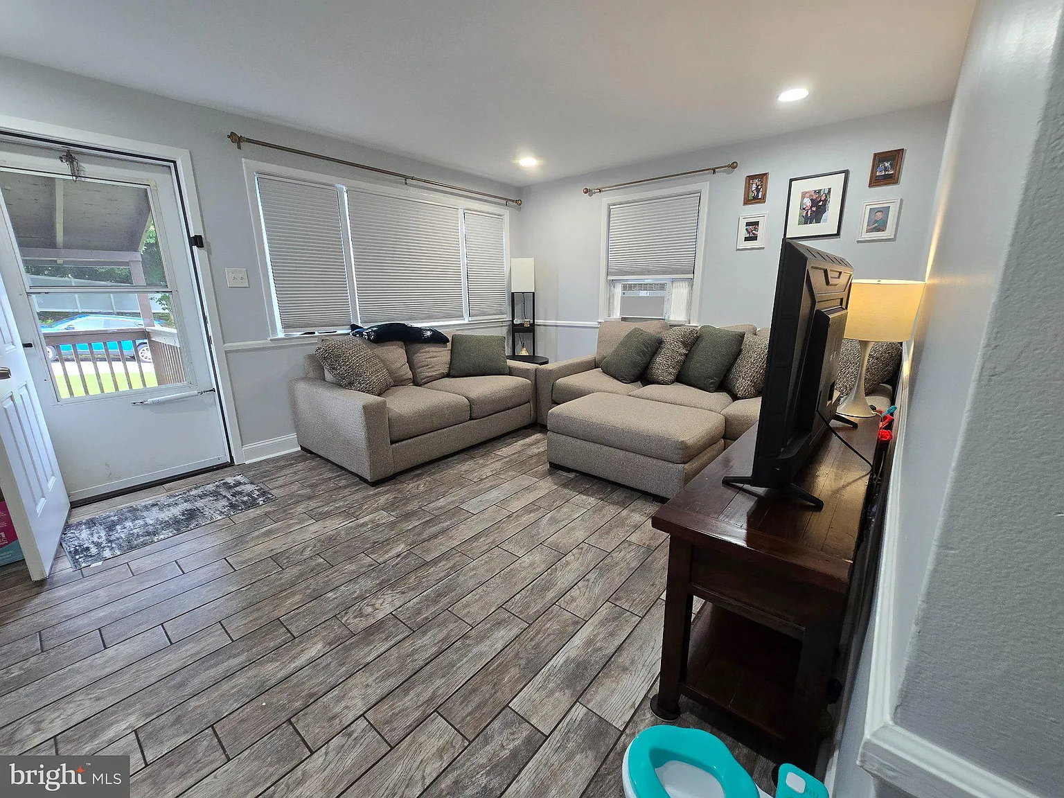 3 bed, 1.0 bath, 936 sqft, $2,400 — Photo 1