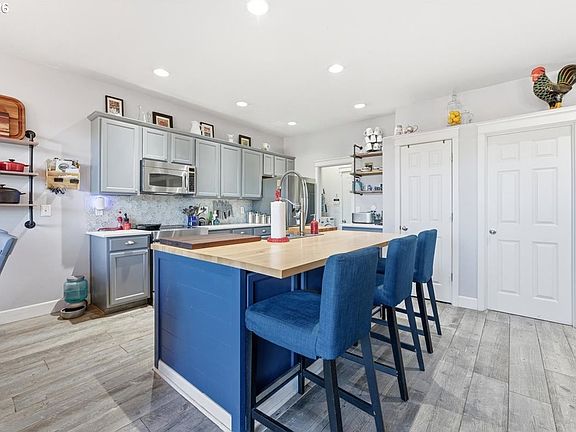 5th image of 21601 NE Willow Glen Rd