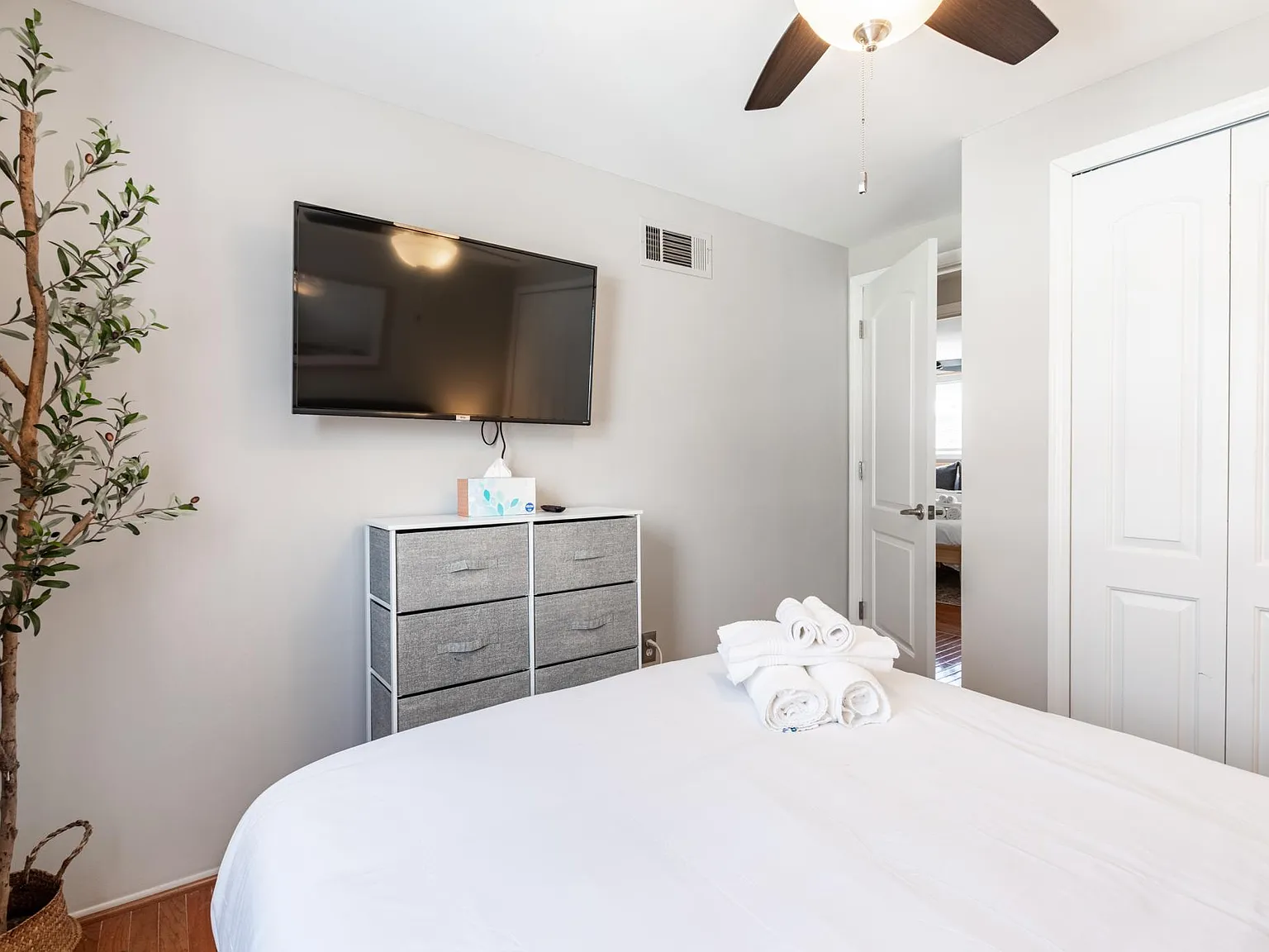 3 bed, 1.5 bath, 1533 sqft, $5,250 — Photo 3
