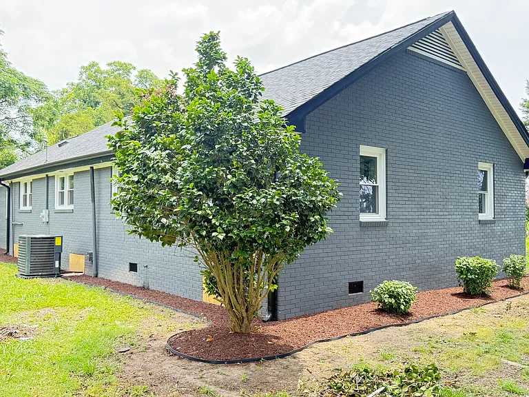 215 Newton Ln — Photo 3