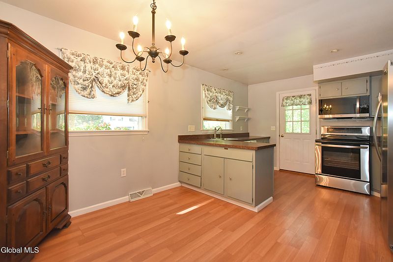 5th image of 15 Loughberry Road