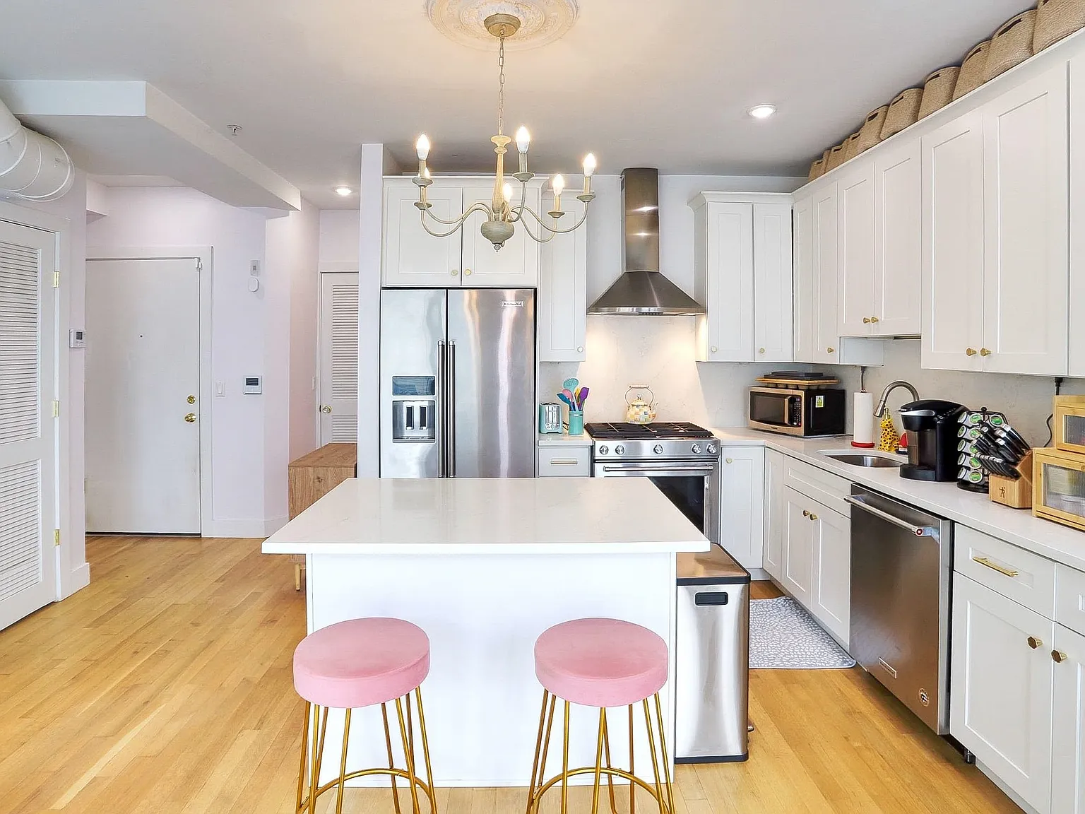 1 bed, 1.0 bath, 593 sqft, $3,600 — Photo 2