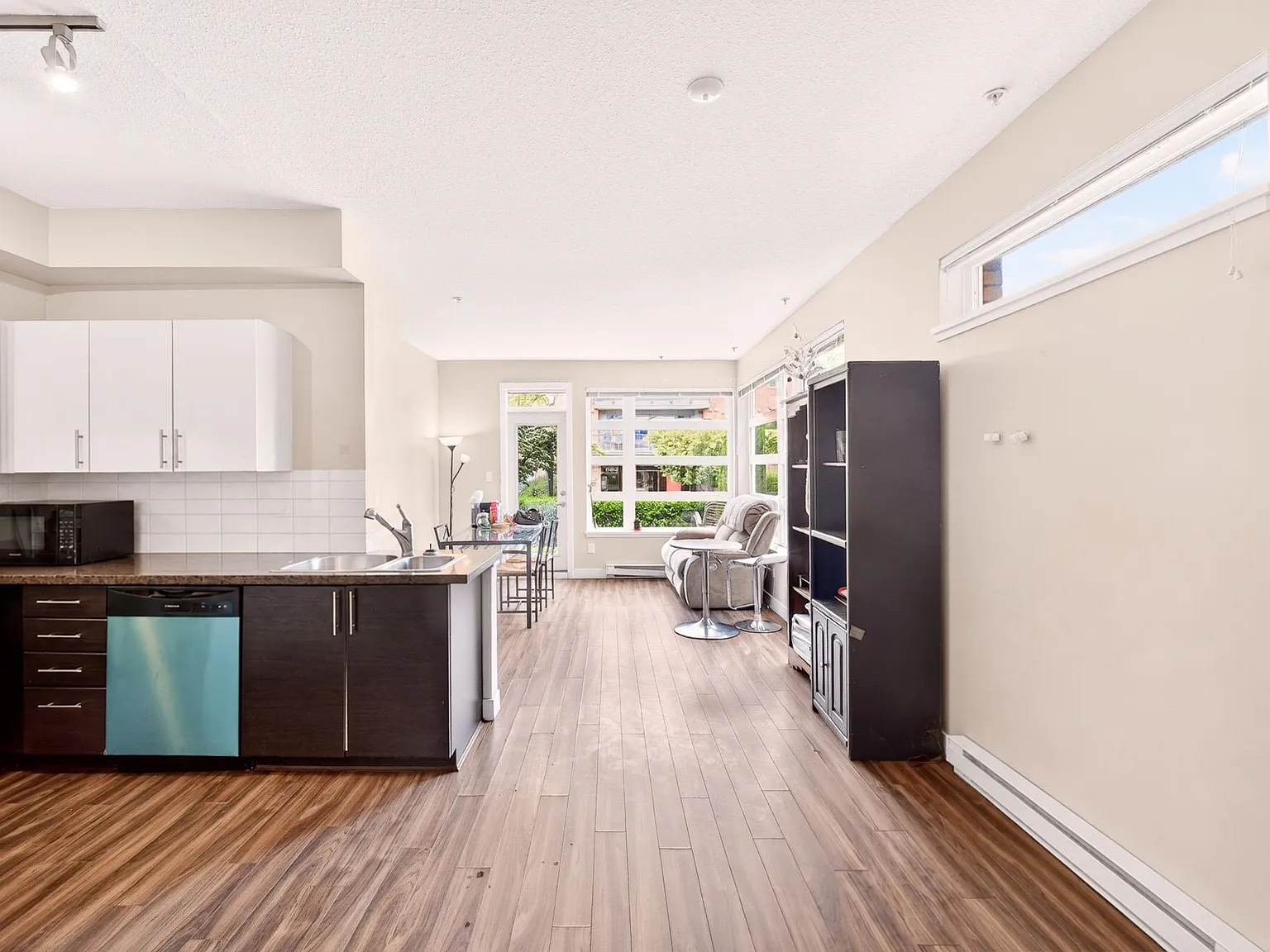 3 bed, 915 sqft, $4,500 — Photo 3