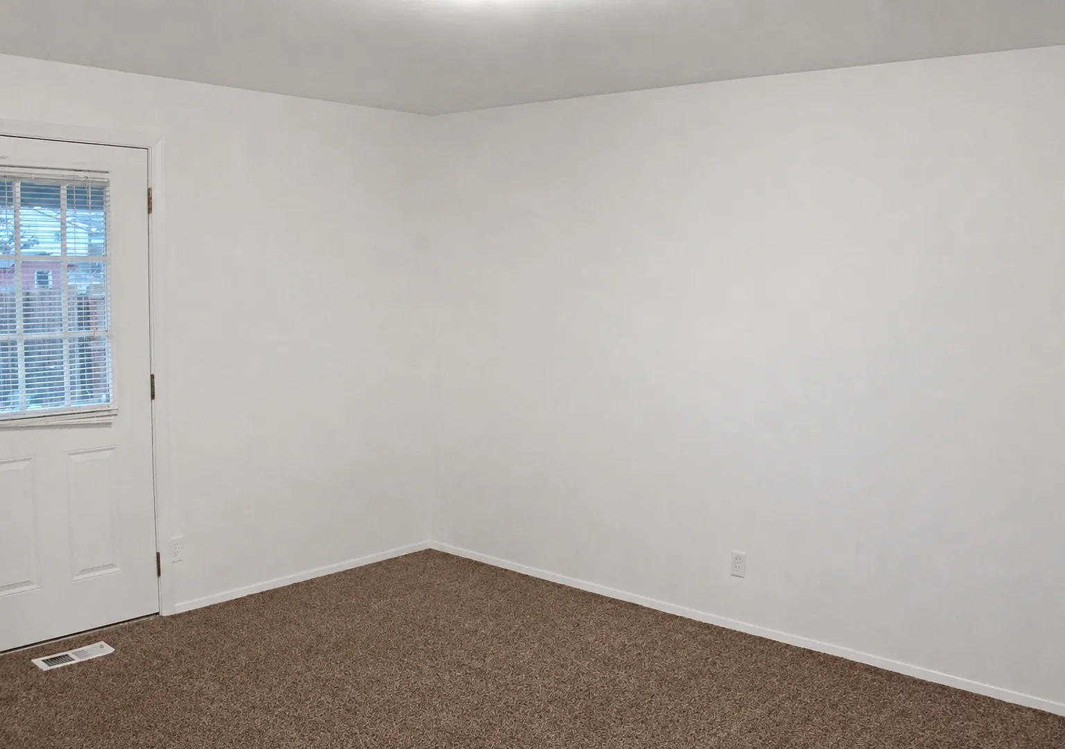 2 Bed Duplex with Fenced Yard, Covered Patio & Water Included — Photo 4