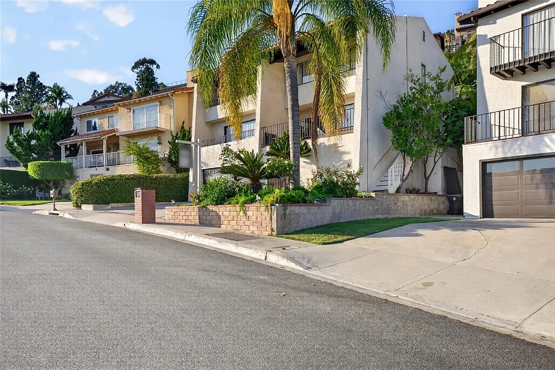 4 bed, 3137 sqft, $9,900 — Photo 3