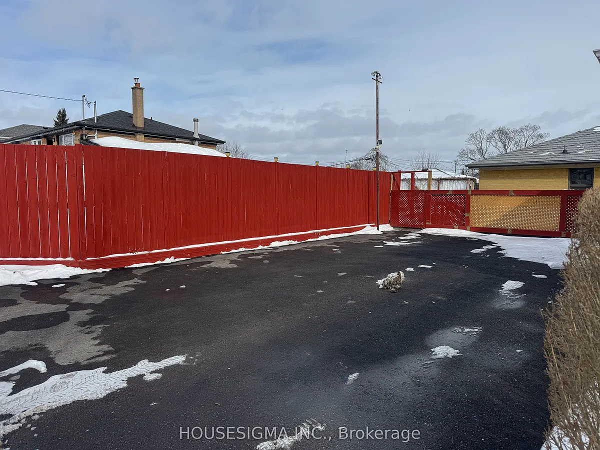 Building Photo - 1357 Sharbot St