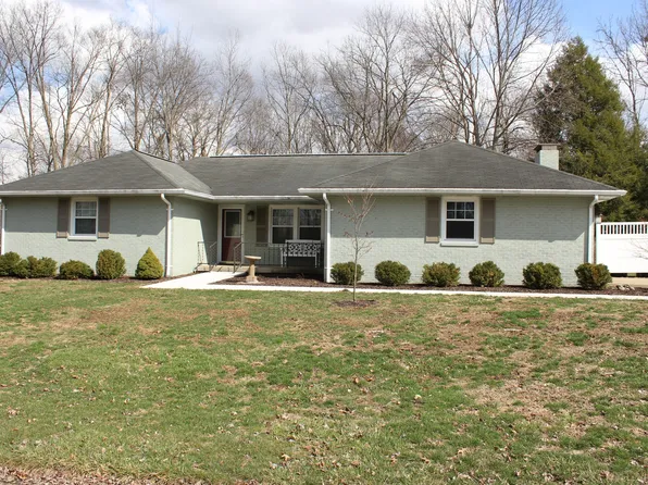 717 Castleton Dr, Greencastle, IN 46135