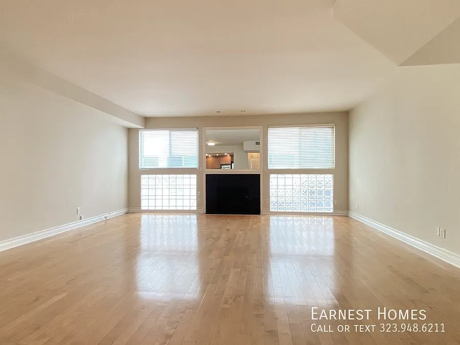 3+2 Charming Lower-Level Condo in the Heart of West L.A. — Photo 2
