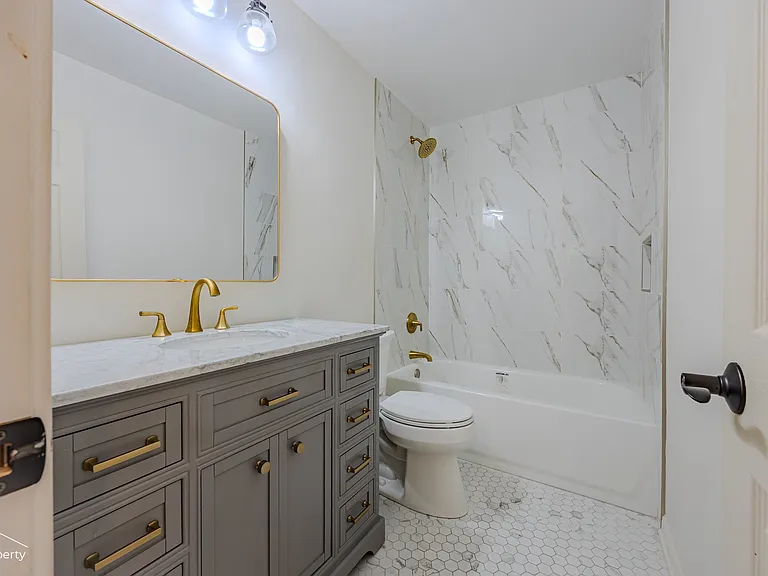 517 N Rohlwing Rd — Photo 5